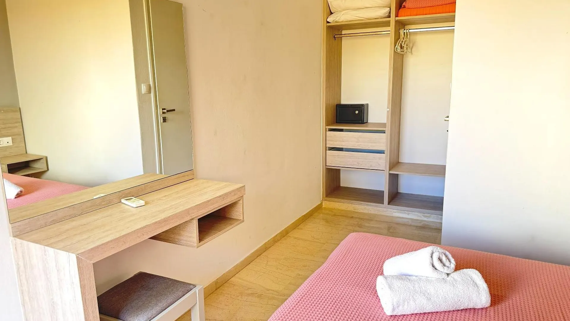 Domenica Apartments Rethymno  Aparthotel